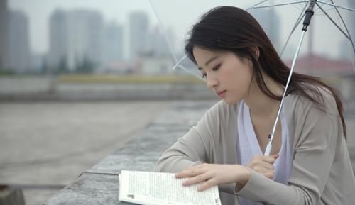 「气质」判断女生是否好看,具备“4个”特征很重要,好气质从内散发出来