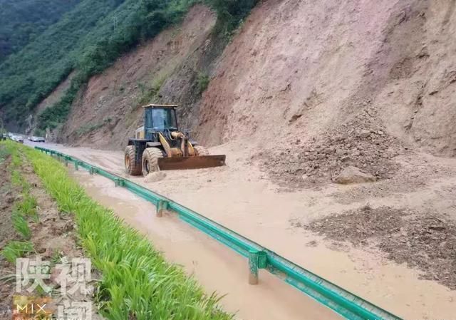 今日入中伏 降雨仍持续！汉中多地暴雨导致道路中断 桥梁冲毁 居