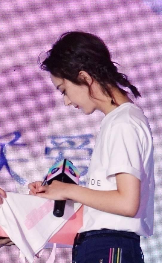 28岁谭松韵与31岁赵丽颖同换一款新发型，终于见识了减龄最高境界