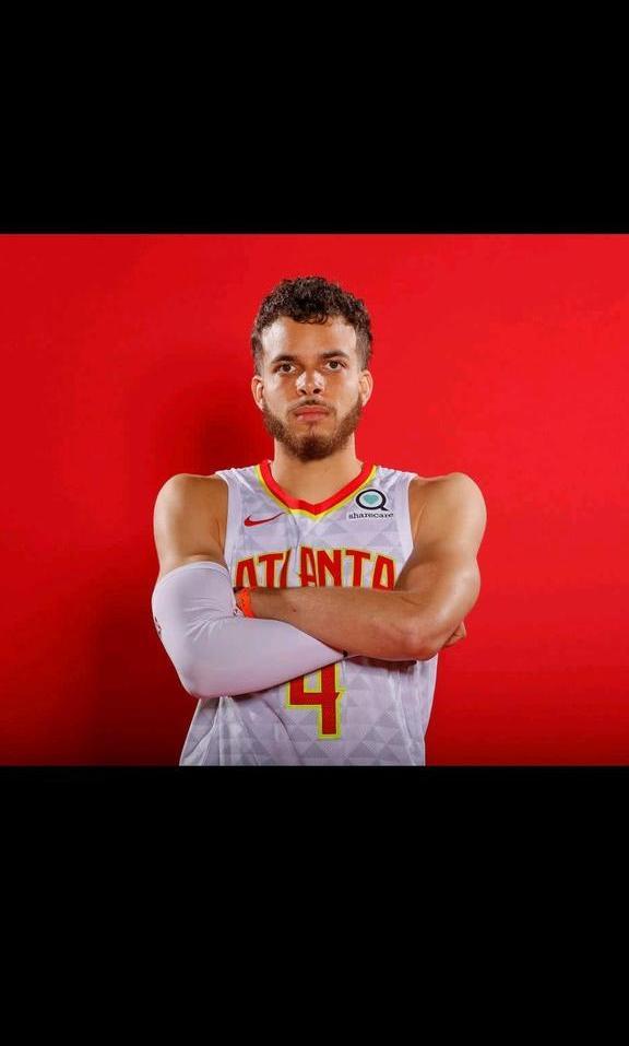 飞人，林书豪领衔老鹰新赛季定妆照