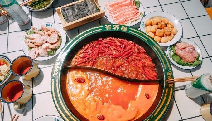 『饭点』成都最接地气的火锅,装修很市井,每到饭点排队的人很多