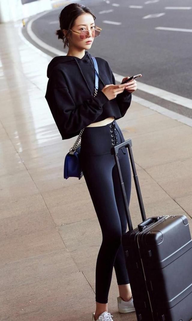 青春靓丽的打底裤女孩，尽显曼妙的身材，美艳芳芬！