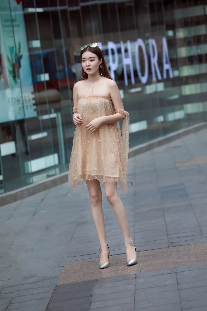 潮装|街拍:小姐姐身穿时尚潮装,显得气质干练,看上去美感十足