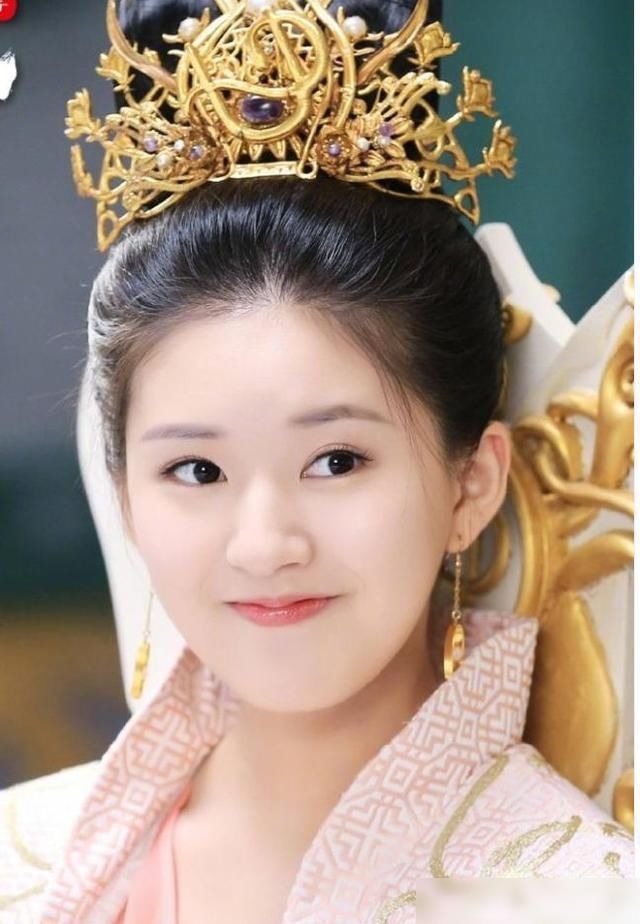 郑业成@三千鸦杀花絮:赵露思体重见涨开玩笑,郑业成横抱不成,反被恐吓