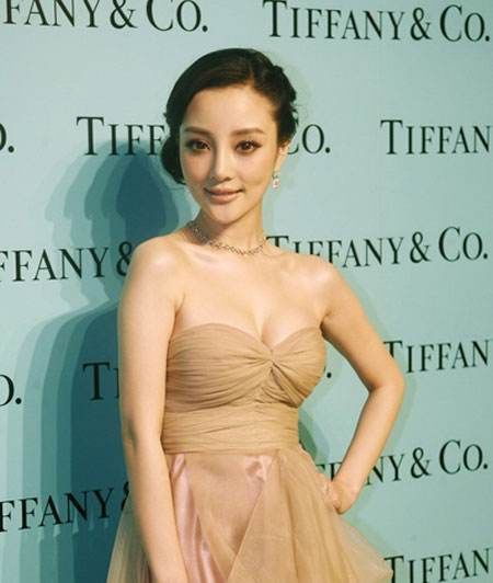 黄圣依、李小璐同穿裸色连衣裙 一个清新优雅 一个妩媚动人