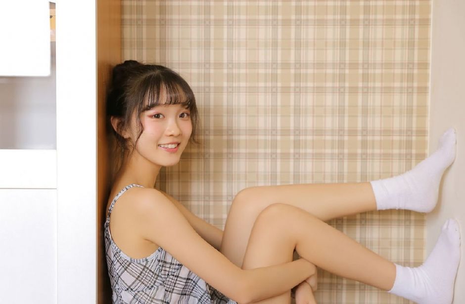 吊带美少女，香肩美腿甜美笑容写真图片