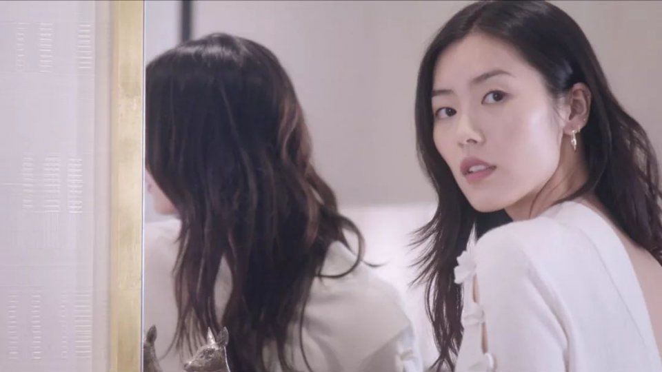 瘦成漫画腿的赵薇学小姑娘画欧美妆，只换了个眉形就老10岁