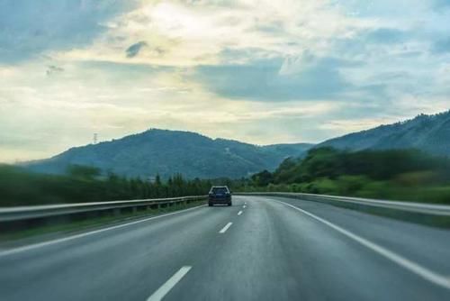  扣12分■高速爆胎，应急车道换备胎被扣12分，车主反问凭啥罚我