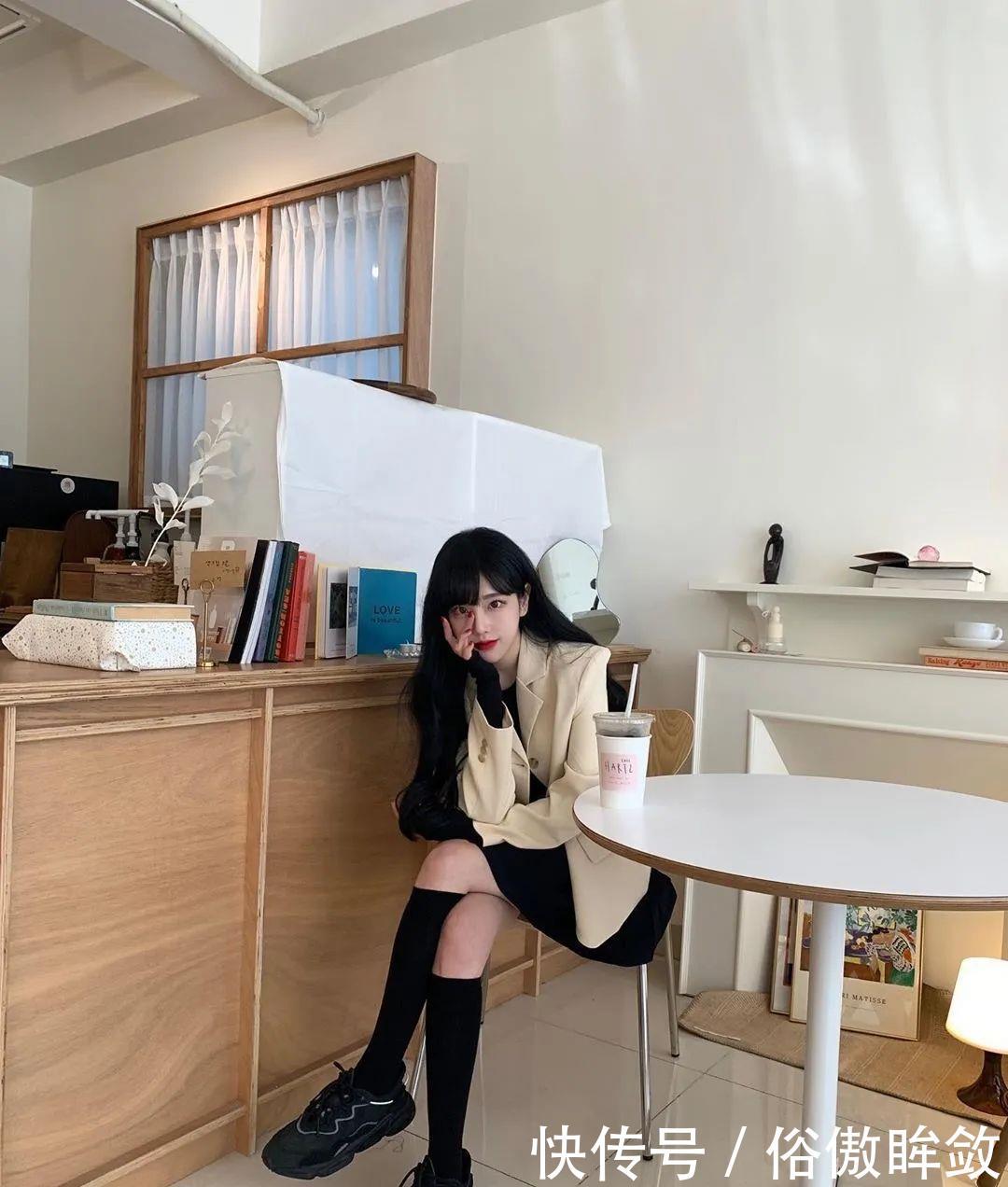 #出门#短西装外套+裙子搭配,出门踏青这样穿,美得路人都侧目