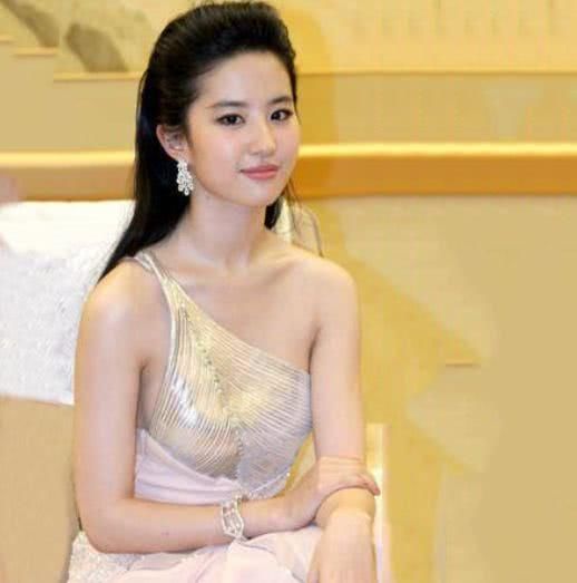 30岁刘亦菲胆子大，上半身仅三角布遮重点，网友:这身材真是绝了