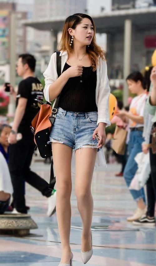  「个性」街拍：小姐姐牛仔裤休闲的直筒版型，很好的修饰着身材，个性十足