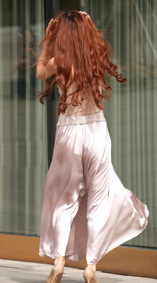 时尚小姐姐粉色长裙迎风招展，婀娜多姿的身材，浑身散发着迷人的