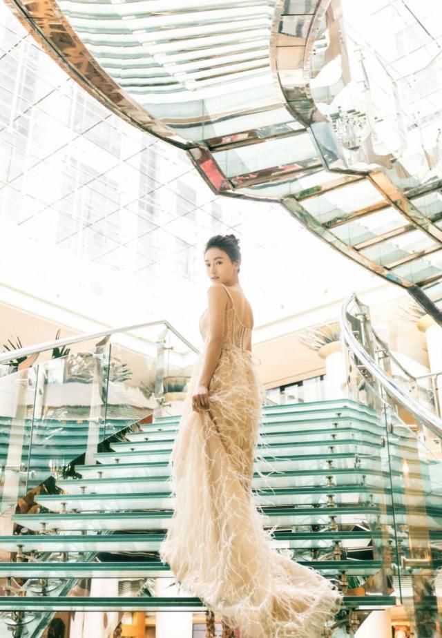 把气场挂在脸上，看吴谨言就知道，这才是年轻的资本