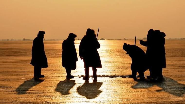 查干湖冬捕火了，鱼多到堆成小山，网友:游客又不是傻子!