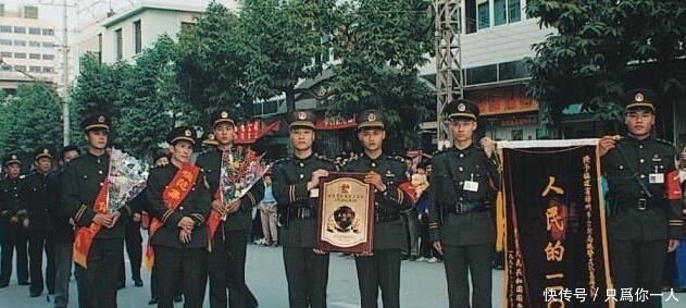 『警察队伍』凶恶的董雷逃跑以后,同伙石头,为何会继续留在出租房