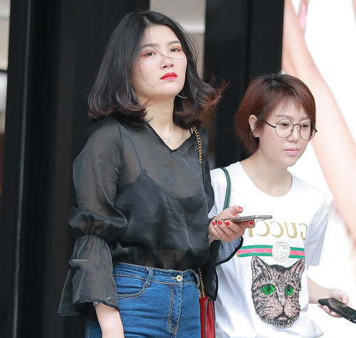 微胖小阿姨吊带文胸勒出丰腴上围，犀利的眼神充满霸道女王范儿