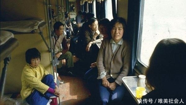  「情商」火车硬卧下铺被老人“占”了，怎么处理？高情商处理方