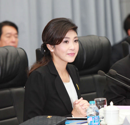 51岁的泰国总理英拉:肤色高跟鞋太性感,最后一张美似出水芙蓉!