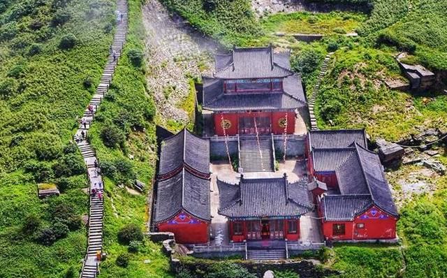 贵州第一山，山顶上的一个神奇寺庙和一块神奇的石头，真是绝了