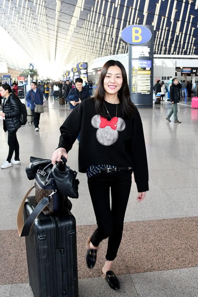  『喇叭裤』个子比较矮的女性都会羡慕高个子女性，但看到这穿搭，矮个子女性气质飙升