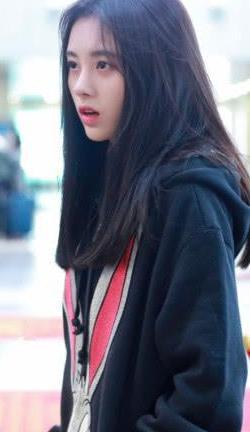 鞠婧祎没衣服穿了？竟把卫衣当连衣裙穿，搭配起来意外有个性！