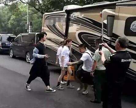 为辟谣怀孕, 景甜直接晒出了肚子!