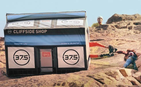 最惊险的商店建在悬崖上,只要能到这里,商品全部免费!