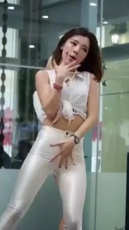 时尚：白色紧身裤，不但显得干净利落，穿起来很有女神范