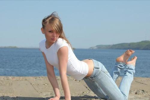 牛仔裤美女穿搭充满时尚魅力，修长的双腿让人心动不已！