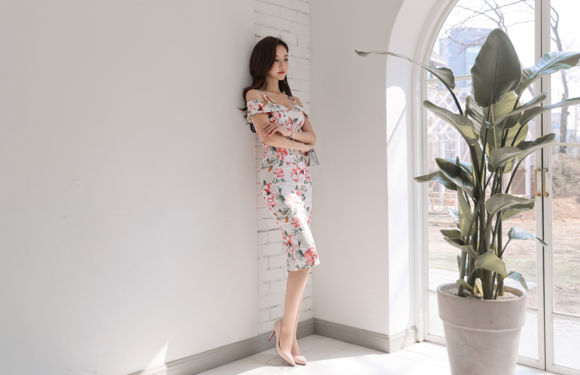 女神孙允珠，国色天香繁盛牡丹染墨吊带裙