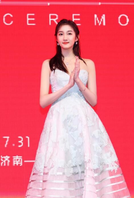 关晓彤身着抹胸长裙大秀香肩锁骨，巧妙捂胸姿态尽显魅惑