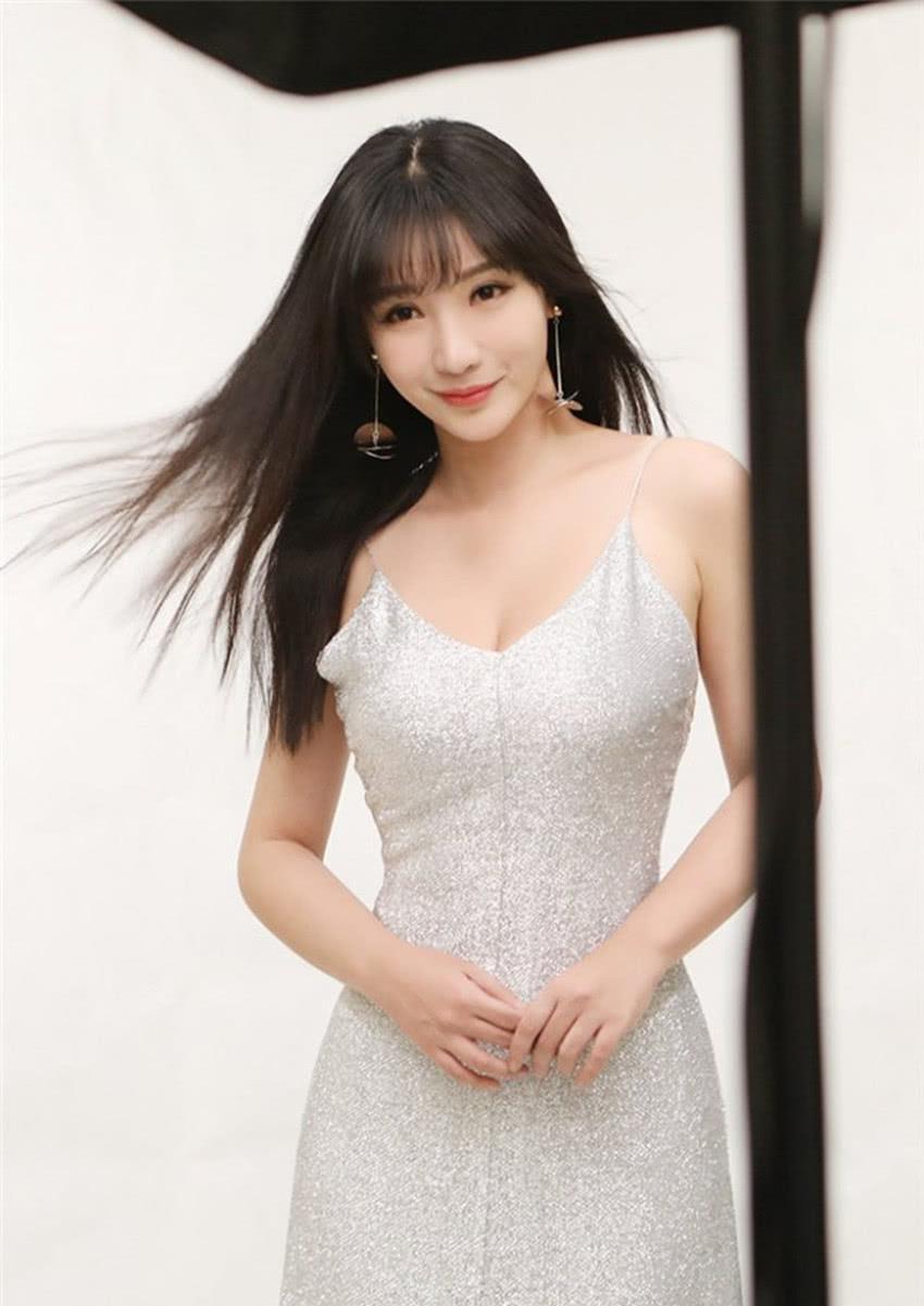 性感女神柳岩的迷人照，图三气质大方，图六果然没让我失望