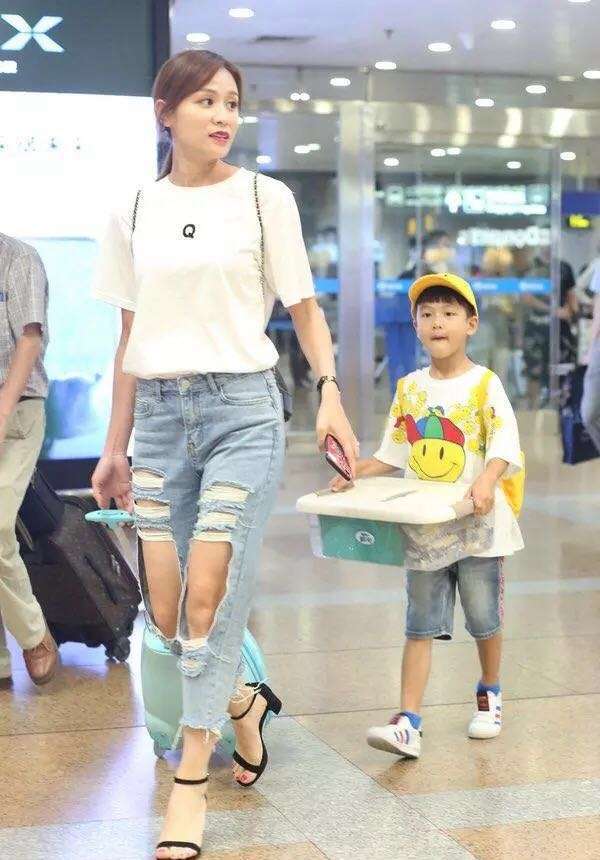 叶一茜穿破洞牛仔裤露膝盖，太潮了，真不信是两个孩子的妈了