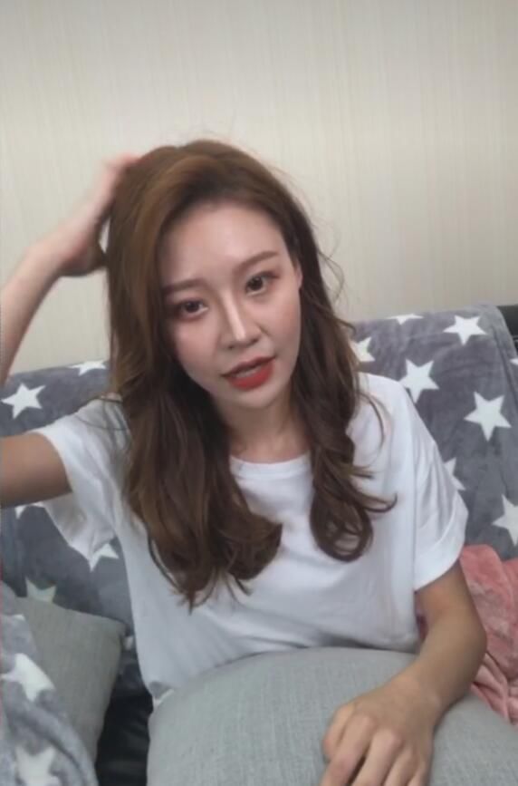 温婉开直播回应黑料 网上的视频不是本人，承认双眼皮是花钱做的