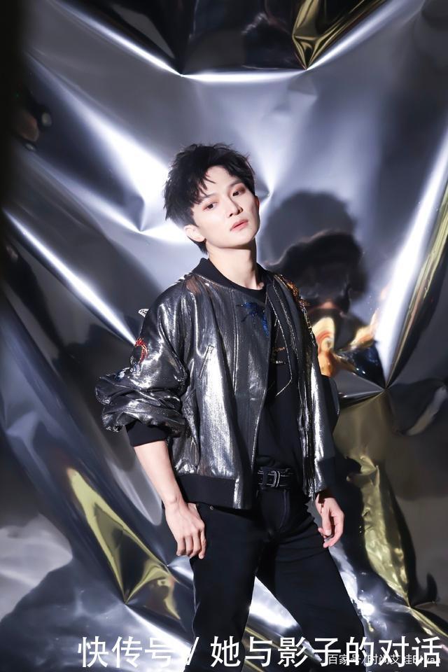 【岁周】28岁周深终于放狠招,穿牛仔短装161cm变181cm,身材比例堪比男模