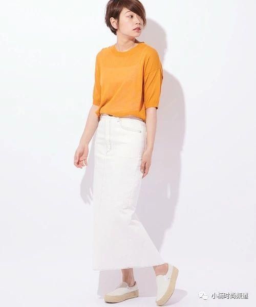 夏天就用白色系丹宁短裙打造成熟利落及休闲清爽穿搭！