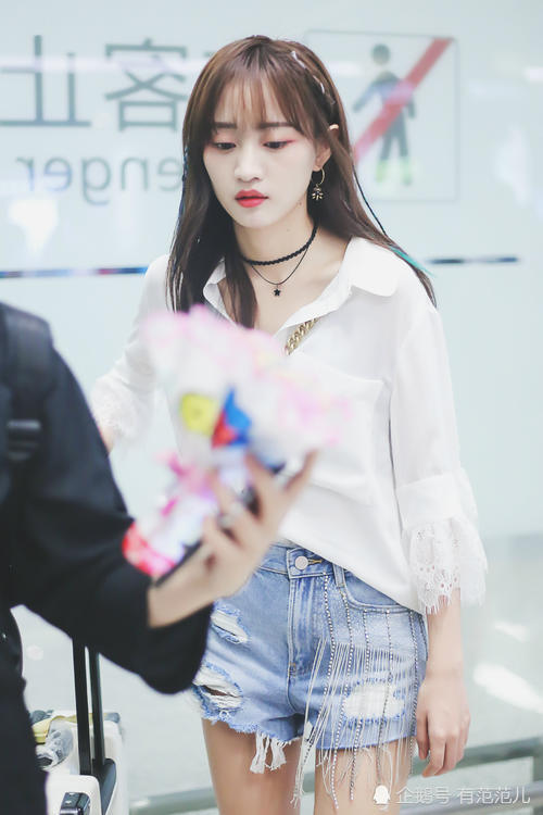 黄婷婷真敢穿，衬衫有扣子不系非要内衣外露，网友：一般人穿不来