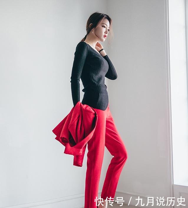  动人：黑色针织打底衫温婉动人，彰显女性独特魅力！