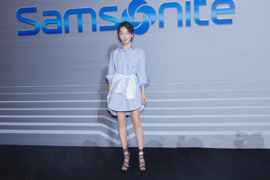 周冬雨真敢穿! 仅仅一件衬衫就能当裙穿, 网友: 个子矮也是优势!