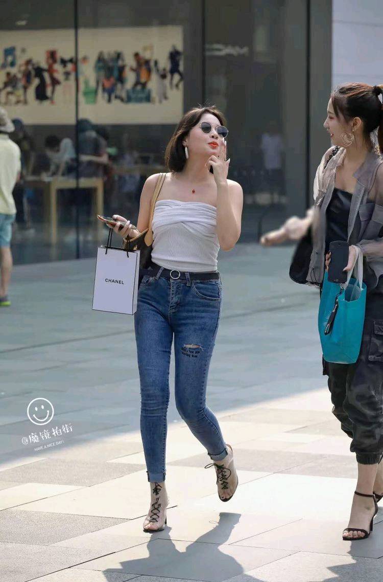 ?路人街拍,身材微胖的小姐姐穿紧身衣搭配牛仔裤,女人味十足!