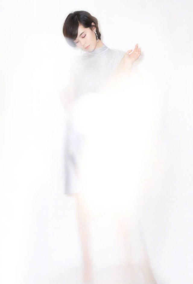 郁可唯身穿银色,让人离不开眼,怎一个美就行!