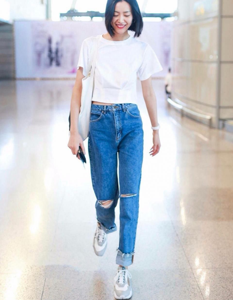 刘雯才是真的衣架子,别人穿起来显肚子的裙子,她穿上有蚂蚁腰!