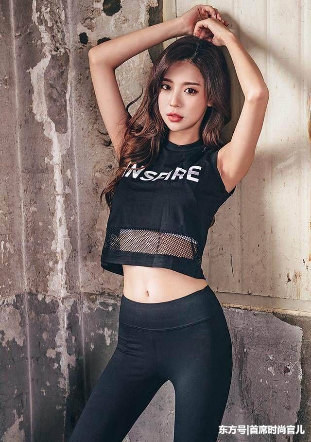 紧身打底裤小姐姐，展现出女性不一样的魅力与完美的身材!