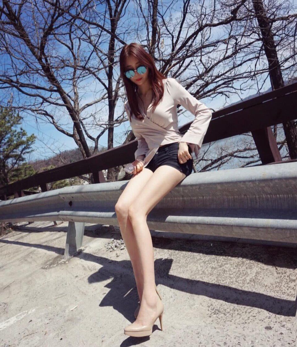 街拍超短牛仔裤，夏季出行的首选，时刻呈现懒散而活泼的气质