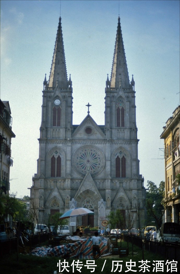 一组老照片带你看看80年代的“北上广”，街道上只有很少车辆