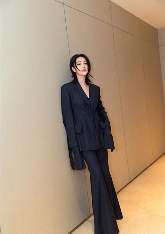 张馨予裤子太紧，竟然勒出了羞人的三角区，网友:何捷赚翻了