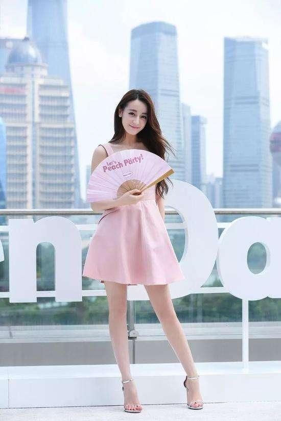 迪丽热巴吊带粉裙清新仙美，皮衣短袖拽酷有型，美的像仙女下凡