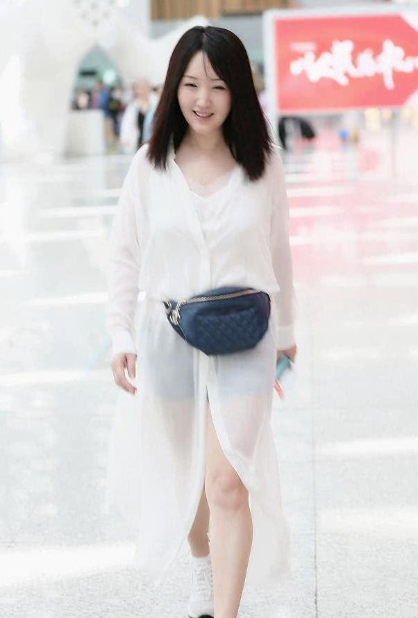 47岁杨钰莹又穿短裤走机场, 搭配长袖卫衣, 竟美得忘了年龄!