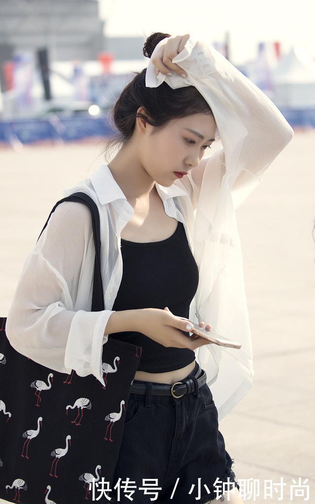 路人街拍:小姐姐穿一袭印花红色连衣裙,凸显玲珑曲线,魅力十足!