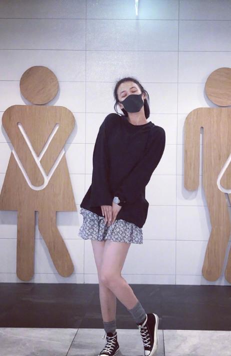 马思纯分手后首现身，梨花烫发型女人味十足，低头玩手机撞脸郑爽